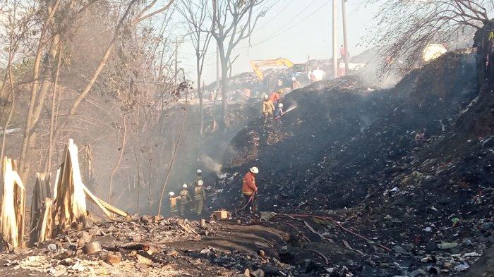 Petugas pemadam kebakaran berusaha memadamkan api yang membakar sampah di TPA Jatibarang Semarang, Jumat (22/9/2023)