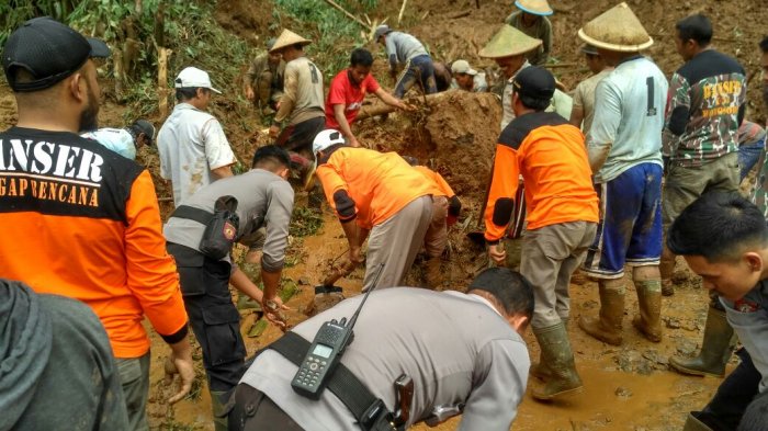 Tebing Longsor, Jalan Desa Pringapus Garung Wonosobo Tertimbun ...