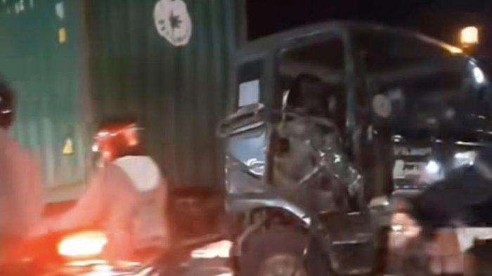 RINGSEK - Kondisi setelah kecelakaan yang melibatkan dua truk di Jalan Raya Ngempon, jalur Karangjati-Pringapus, Kecamatan Bergas, Kabupaten Semarang pada Kamis (22/12/2023) malam. Truk kontainer ringsek di bagian kanan depan. (Dok pribadi warga/istimewa)