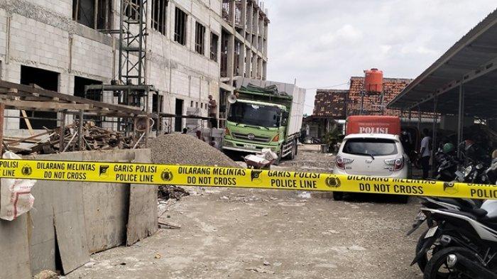 KECELAKAAN KERJA - Lokasi kejadian kecelakaan kerja pembangunan Gedung RS PKU Muhammadiyah Blora, Sabtu (8/2/2025). Ada belasan pekerja yang menjadi korban kecelakaan kerja itu.(Iqbal/Tribunjateng)