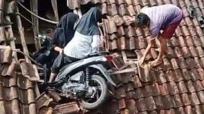 Dua siswi SD di Culamega, Kabupaten Tasikmalaya, Jawa Barat, viral usai kecelakaan terbang dan nyungsep di atap rumah warga dengan kondisi baik-baik saja, Selasa (12/3/2024). (Dok.warga Culamega Tasikmalaya)
