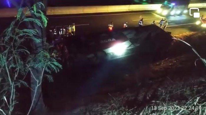 Kecelakaan terjadi di Tol Semarang-Solo, tepatnya di KM431+400 wilayah Ungaran Timur, Kabupaten Semarang pada Rabu (13/9/2023) malam. Truk tronton boks dan bus Agra Mas terguling di tepi jalan. (istimewa)