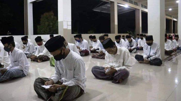 Kegiatan mengaji santri yang dilaksanakan dengan penerapan protokol kesehatan jaga jarak dan memakai masker.
