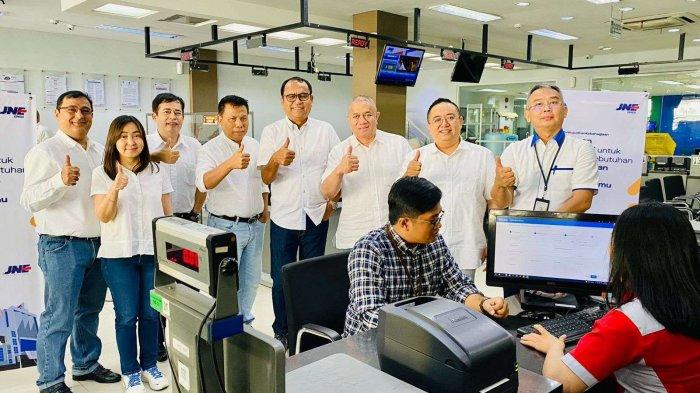 KERJA SAMA MOXA DAN FIFGROUP DENGAN JNE SERTA JNE INTERNATIONAL Dari Kiri ke Kanan: Ramesh Amit Punjabi selaku Chief IT, Digital, and Corporate Development Astra Financial, Selly Meilania selaku Direktur Moxa, Alex Tan selaku Chairman dan CEO JNE International, Edi Santoso selaku Direktur JNE, Setia Budi Tarigan selaku Operation Director FIFGROUP, M. Feriadi Soeprapto selaku Presiden Direktur JNE, Lim Lizal selaku CEO Moxa serta Handoko Liem selaku Direktur Astra Financial hadir mendampingi konsumen yang tengah bertransaksi layanan DANASTRA di sales counter JNE.
