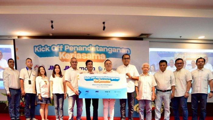 KERJA SAMA MOXA DAN FIFGROUP DENGAN JNE SERTA JNE INTERNATIONAL Dari Kiri ke Kanan: Handoko Liem selaku Direktur Astra Financial, Rita Sukmawangi selaku Direktur PT Astra Multi Finance, Selly Meilania selaku Direktur Moxa, M. Feriadi Soeprapto selaku Presiden Direktur JNE, Alex Tan selaku Chairman dan CEO JNE International, Lim Lizal selaku CEO Moxa dan Setia Budi Tarigan selaku Operation Director FIFGROUP, Chandra Fireta selaku Direktur JNE, dan Edi Santoso selaku Direktur JNE menghadiri Kick Off Penandatanganan Kerja Sama antara Moxa dan FIFGROUP dengan JNE Express serta JNE International dalam menghadirkan layanan keuangan yang inklusif.