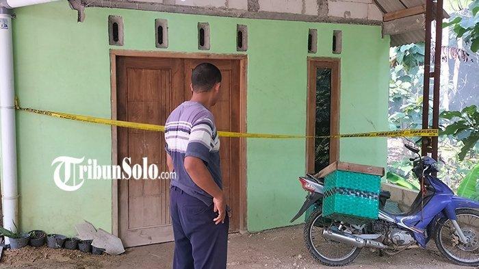 Ngadino, ketua RT Dukuh Soko, Desa Ngepringan, Kecamatan Jenar, Kabupaten Sragen berada di depan pintu yang masih terpasang garis polisi, lokasi ditemukannya jasad bayi, Minggu (16/6/2024).