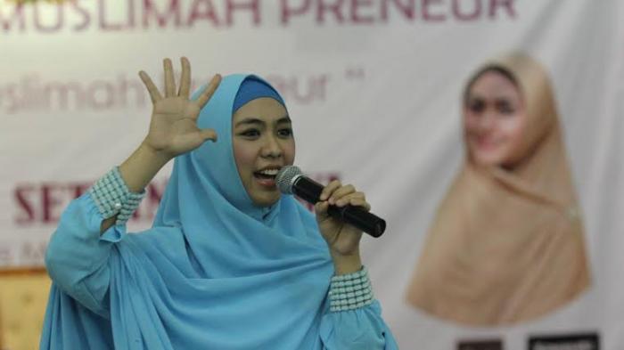 Artis Oki Setiana Dewi memberikan materi motivasi bisnis Muslimah Preneurship di Gedung Gradhika Bakthi Praja, Komplek Gubernuran Jateng, Minggu (10/5/2015).
