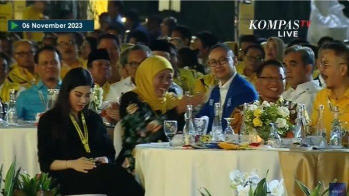 Gubernur Jatim Khofifah Indar Parawansa mengenakan jilbab kuning di acara HUT ke-59 Partai Golkar, di Kantor DPP Partai Golkar, Jakarta, Senin (6/11/2023)