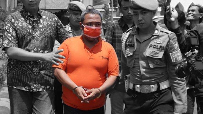 Sosok Khoiri, mertua yang membunuh menantunya di Pasuruan sedang digelandang polisi jelang gelar perkara, belum lama ini. (Mediahub Polri)