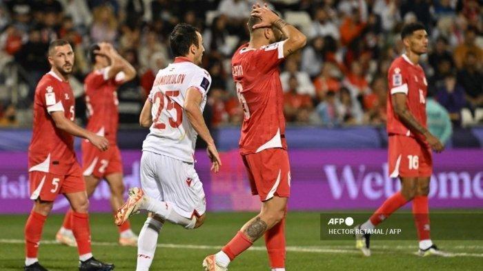 Pemain Tajikistan (jersey putih) merayakan gol pertama timnya ke gawang Lebanon pada pertandingan sepak bola Grup A Piala Asia AFC Qatar 2023 di Stadion Jassim bin Hamad, 22 Januari 2024.