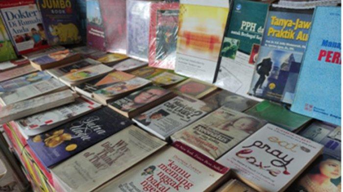 KOLEKSI BUKU - Sejumlah koleksi buku dagangan tersedia di kios-kios buku di belakang Sriwedari Solo