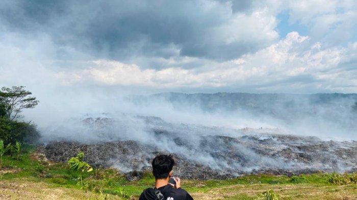 Kondisi terkini di area TPA Sampah Penujah Kabupaten Tegal terlihat titik api sudah padam namun kepulan asap tebal masih memenuhi lokasi, Rabu (28/6/2023).