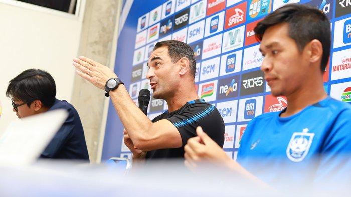 Sesi jumpa pers PSIS Semarang dihadiri pelatih Gilbert Agius dan Septian David Maulana jelang melawan Dewa United.