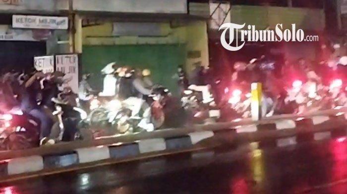 Konvoi suporter di Jalan Solo-Boyolali, Ngasem, Colomadu, Karanganyar, Sabtu (16/9/2023) malam.