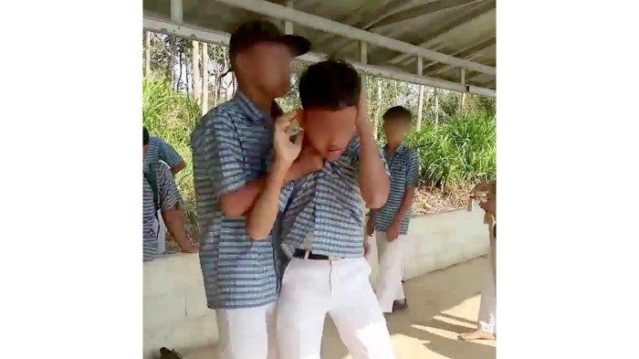 Korban bullying sesama siswa di SMPN 2 Cimanggu Kabupaten Cilacap menerima sebanyak 38 tinju dan tendangan yang diarahkan ke kepala dan perut. Video itu viral di media sosial dan mendapat kecaman para warganet.
