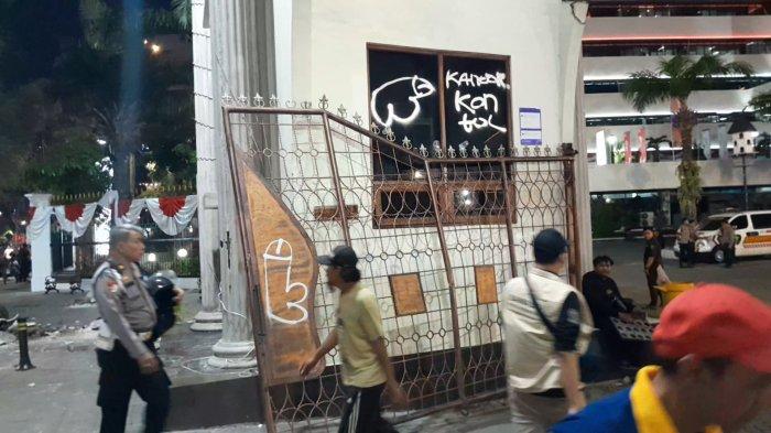 Pintu gerbang Balaikota Semarang rusak seiring aksi demonstrasi, Senin (26/8/2024).