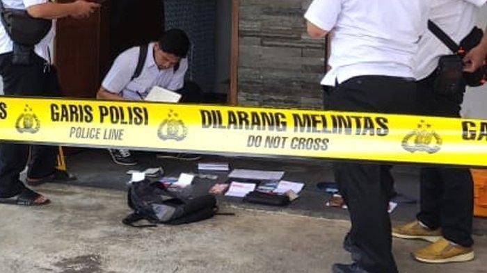 Tim Inafis Satreskrim Polres Malang melakukan olah TKP kasus dugaan bunuh diri guru SD sekeluarga di Saptorenggo, Kecamatan Pakis, Kabupaten Malang, Selasa (12/12/2023).