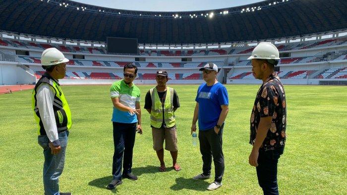 Panitia Pelaksana (Panpel) PSIS Semarang, Agung Buwono, mengecek kondisi Stadion Jatidiri Semarang