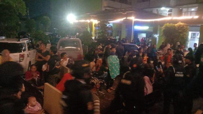 Ratusan pasien dievakuasi dari Rumah Sakit Umum Daerah Kecamatan Sumedang Selatan sesaat gempa bumi berkekuatan magnitudo (M) 4.8 melanda Kabupaten Sumedang, Jawa Barat, pada malam Tahun Baru 2024 atau Minggu (31/12/2023) malam. 
