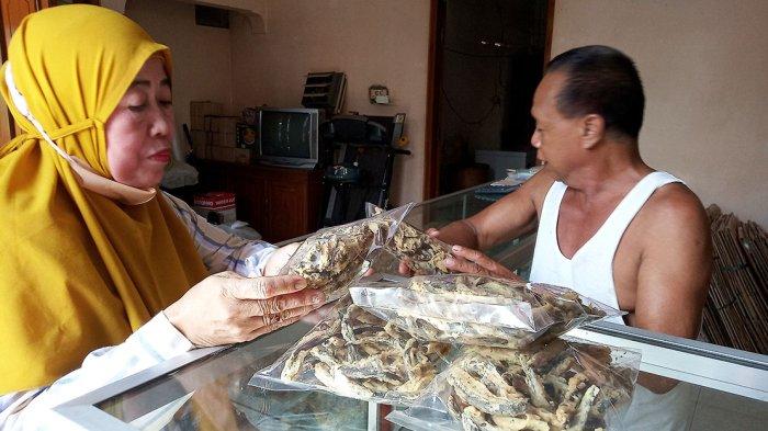KERIPIK BELUT - Usaha keripik belut yang sudah puluhan tahun ditekuni Mino di Desa Gedongan, Kecamatan Baki, Kabupaten Sukoharjo kini makin berkembang. Keripik belut dan paru buatan Mino menjadi tempak kulakan pedagang sehingga tidak dilabeli merk dalam kemasannya. (Afifah Heninda Mufti mahasiswa UIN Solo magang jurnalistik Tribunjateng.com)