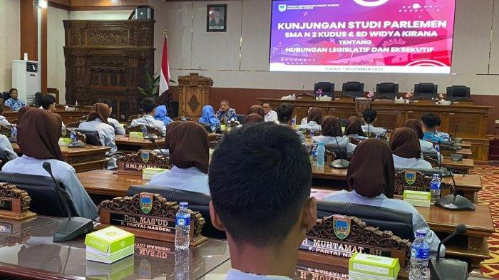 Dewan Perwakilan Rakyat Daerah (DPRD) Kabupaten Kudus menerima kunjungan studi parlemen dari pelajar SMAN 2 Kudus dan SD Widya Kirana, Rabu (1/11/2023).