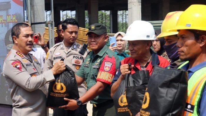 Potret kunjungan kerja di Kabupaten Blora, Wakapolri Komjen Pol Agus Andrianto didampingi Kapusdokkes Polri dan Forkopimda meninjau perkembangan Pembangunan RS Bhayangkara Tingkat IV di Kecamatan Kunduran, Selasa (25/7/2023).