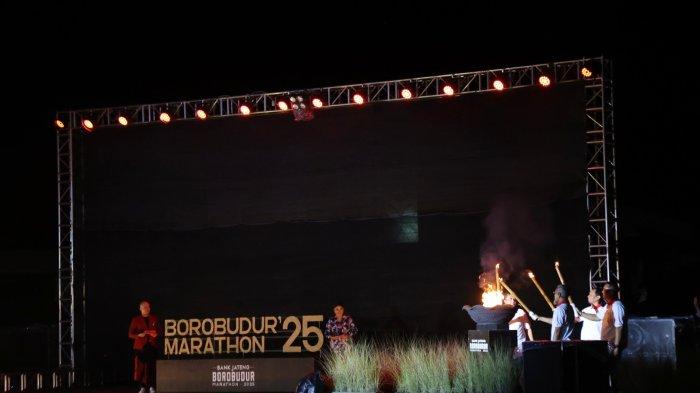 Perhelatan Bormar Menyapa di Kampung Seni Borobudur pada Jumat (23/5/2025) menjadi momen pembuka dari rangkaian menuju satu dekade Bank Jateng Borobudur Marathon 2025 (BJBM 2025). Mengusung semangat “Stride to Glory”, forum ini menegaskan komitmen kuat untuk menjadikan Bank Jateng Borobudur Marathon 2025 sebagai simbol kejayaan bersama.