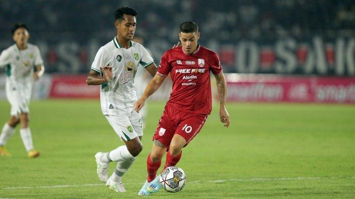 Pemain Persis Solo Alexis Messidoro saat membawa bola dibayang-bayangi pemain Persebaya Surabaya dalam laga persahabatan di Stadion Manahan Surakarta, Sabtu (26/6/2023) malam.