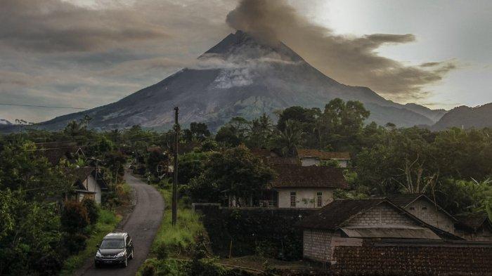 Foto Dokumentasi: Asap mengepul selama letusan Gunung Merapi, gunung api paling aktif di Indonesia, terlihat dari desa Tunggularum di Sleman pada 7 April 2023.
DEVI RAHMAN / AFP