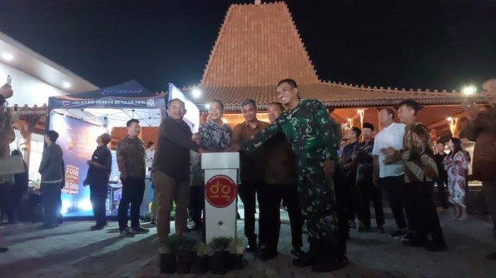 Komisaris Utama PT Gondangrejo Tenteram, Katno Hadi Pj Bupati Karanganyar, Timotius Suryadi menekan tombol sirine menandai launching D'Gondangrejo di Kecamatan Gondangrejo Kabupaten Karanganyar, Jumat (20/12/2024) malam.
