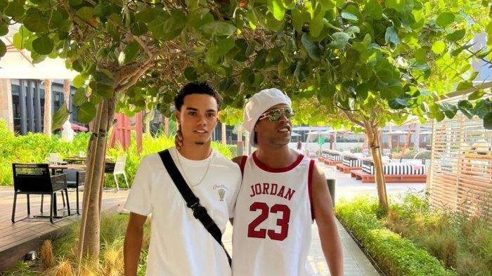 Legenda Barcelona dan Timnas Brasil, Ronaldinho (kanan) bersama sang putra Joao Mendes.