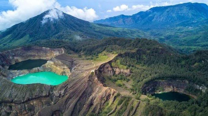 Cerita Dongeng Sebelum Tidur Asal-usul Danau 3 Warna Gunung Kelimutu