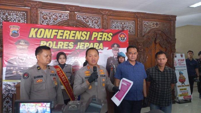 Kapolres Jepara AKBP Wahyu Nugroho Setyawan saat rilis kasus penipuan dengan modus lelang arisan di Mapolres Jepara, Jumat (11/8/2023). Kasus menjerat tersangka IN, perempuan 28 tahun dari Kecamatan Pakisaji.