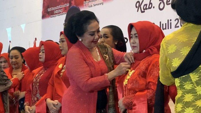 Pelindung Kebaya Foundation, Tuti Nusandari Roosdiono memasangkan lencana kepada pengurus Kebaya Foundation Kabupaten Semarang seusai dikukuhkan di Kampoeng Banyumili, Kecamatan Tuntang, Kabupaten Semarang, Minggu (23/7/2023).