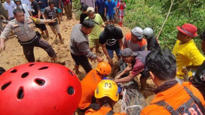 Tim SAR Gabungan melakukan evakuasi di lokasi longsor di Bastem, Kabupaten Luwu, Sulawesi Selatan, Senin (26/2/2024).