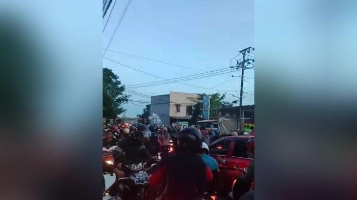Suasana macet parah di wilayah Kelurahan Barombong, Kecamatan Tamalate, Kota Makassar, Sulsel, akibat acara resepsi pernikahan dan tendanya dipasang menutup jalan, Selasa (13/2/2024). (Dokumentasi/Warga Kelurahan Barombong)