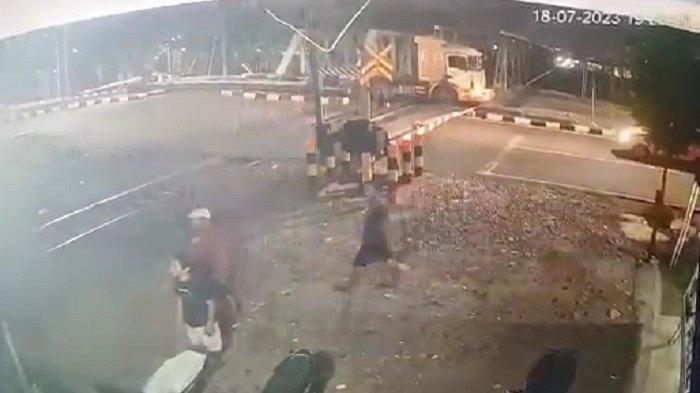 Terekam CCTV awal detik-detik truk trailer mogok di perlintasan kereta Jalan Madukoro Raya Krobokan Semarang, Selasa (18/7//2023)