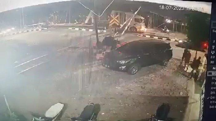Terekam CCTV awal detik-detik truk trailer mogok di perlintasan kereta Jalan Madukoro Raya Krobokan Semarang, Selasa (18/7//2023)