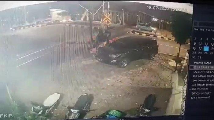 Terekam CCTV awal detik-detik truk trailer mogok di perlintasan kereta Jalan Madukoro Raya Krobokan Semarang, Selasa (18/7//2023)