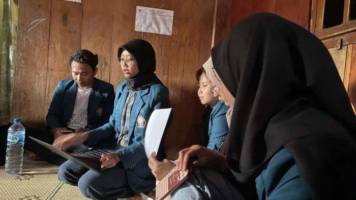 mahasiswa KKN Tim II Undip berikan sosialisasi serta pencerdasan bagi ibu-ibu dalam memberikan gizi seimbang kepada anaknya (8/8/2023).