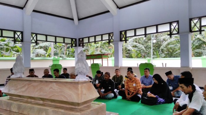 melakukan usaha secara batin dengan berdoa dan berwasilah di makan Wali Gembyang