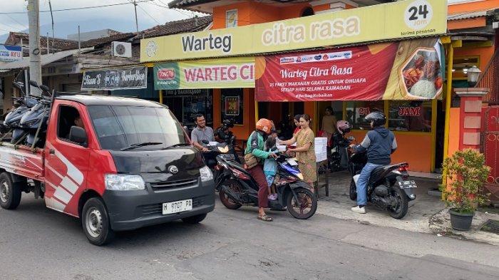 Pemilik rumah makan warung tegal (warteg) di Kuncen, Ungaran, Ungaran Barat, Kabupaten Semarang ini membagikan makanan gratis kepada warga yang lewat saat menjelang waktu berbuka puasa, Jumat (15/3/2024) sore.