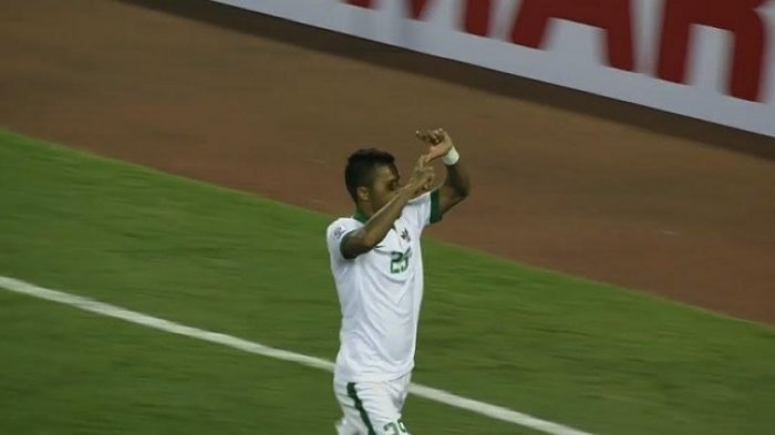Gelandang Timnas Indonesia Manahati Lestusen berselebrasi usai menjebol gawang Vietnam lewat tendangan penalti di Stadion My Dinh, Rabu (7/12/2016)