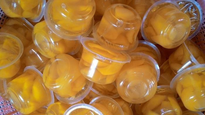 Manisan Carica dalam berbagai kemasan, mulai cup kecil hingga botol besar