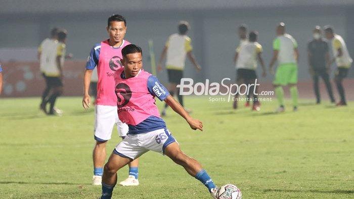 Mario Jardel (depan) dan Dedi Kusnandar (belakang) sedang berlatih dengan Persib Bandung jelang laga pekan pertama Liga 1 2021 di Stadion Indomilk, Arena, Tangerang, 4 September 2021.