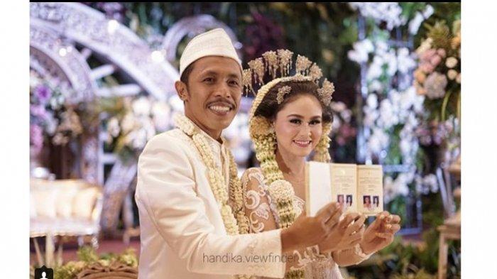 Mas Pur pemeran Ojek Pengkolan resmi menikahi presenter cantik MNC TV, Dwinda Ratna di Jakarta pada Sabtu (15/12/2018). Keduanya mengusung adat Jawa