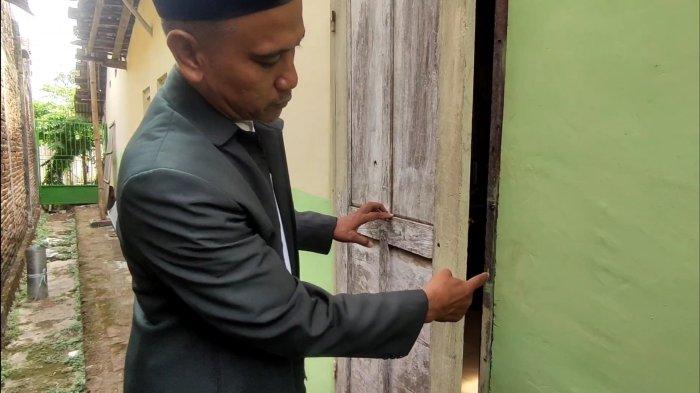 Keluarga korban perampokan, Ahmad Rozi, menunjukkan pintu belakang rumah Siti Muawanah (46) di Dukuh Puluhan RT 1 RW 5, Desa Sokopuluhan, Kecamatan Pucakwangi, Kabupaten Pati, yang disatroni perampok, Senin (3/6/2024).