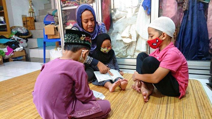 Sejumlah aneh saat anak terlihat sedang bermain.