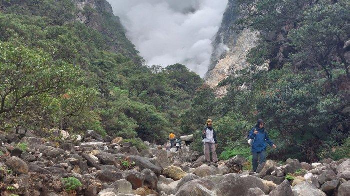Pengunjung menyusuri aliran sungai kering dengan medan bebatuan di jalur menuju Kawah Candradimuka Gunung Lawu yang terletak di perbatasan wilayah Kabupaten Karanganyar Jawa Tengah dengan Kabupaten Magetan Jawa Timur.