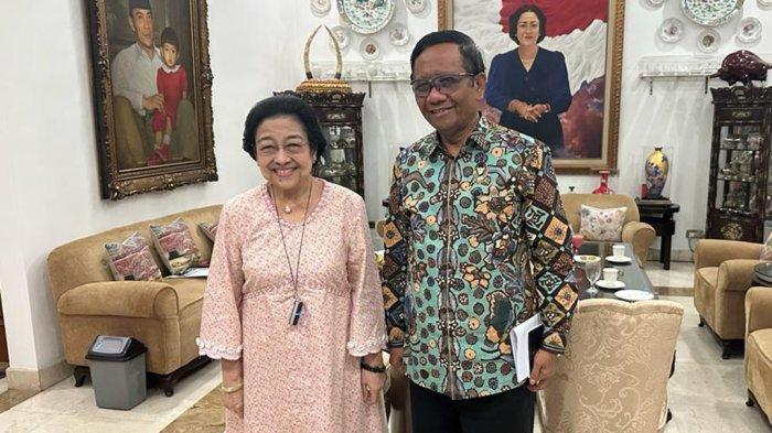 Ketua Umum PDIP Megawati Soekarno Putri foto bareng Mahfud MD jelang pengumuman cawapres Ganjar Pranowo.